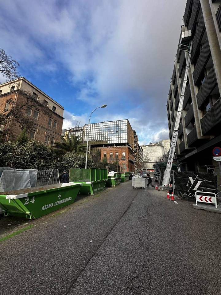 Contenedores de escombro de AZAMA Demoliciones en una calle de Madrid