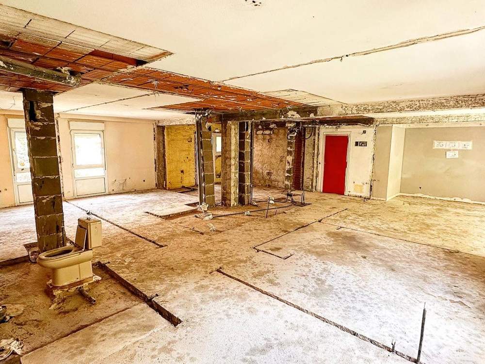 Vivienda con cocina y baños demolidos