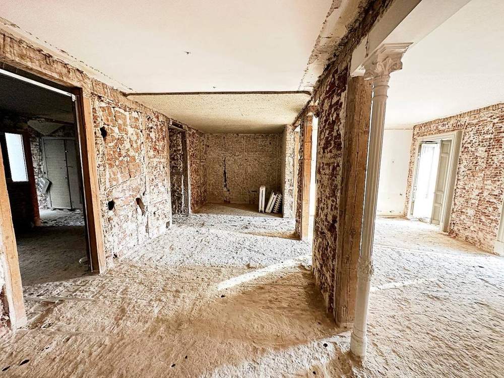 Piso antiguo del centro de Madrid demolido, con muros de ladrillo y columna de fundición conservada