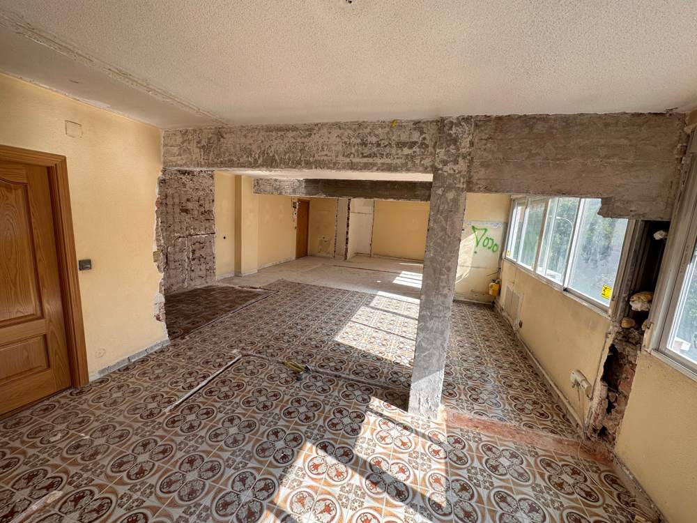 Cocina demolida y abierta al salón en un piso de Carabanchel