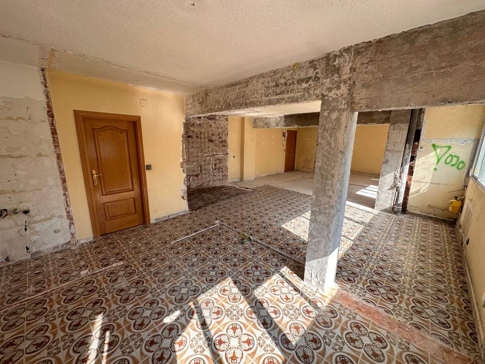 Jácena de hormigón a la vista tras demoler el tabique en un piso de Carabanchel
