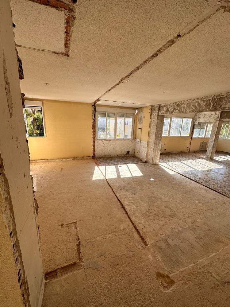 Piso sin ascensor en Carabanchel con tabiques y suelos demolidos