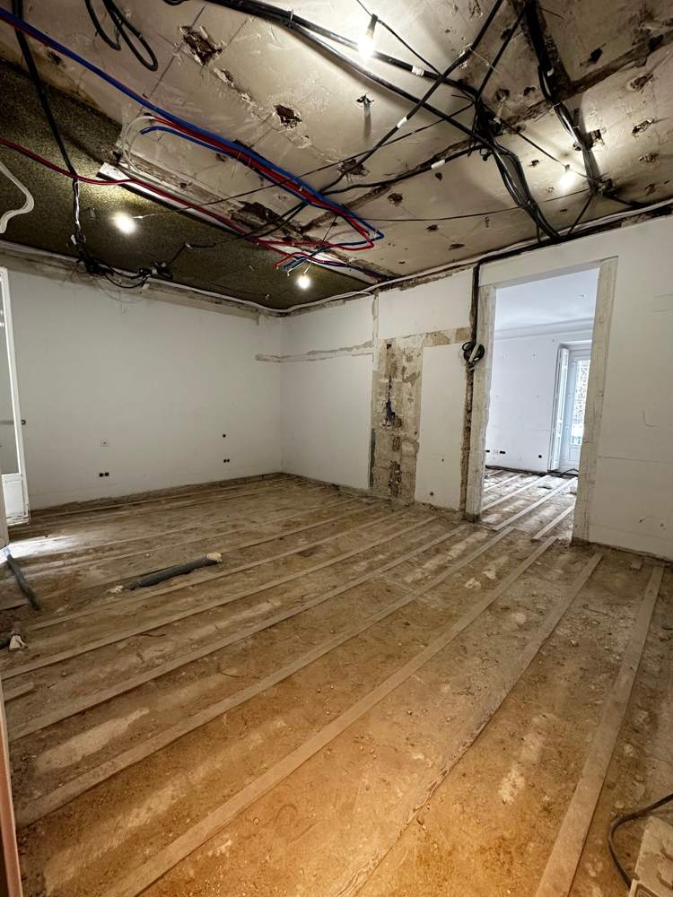 Estancia con los falsos techos retirados en un piso de la calle Génova