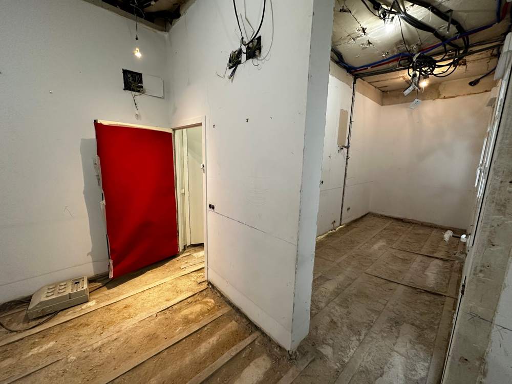 Puerta de entrada protegida con moqueta durante la demolición del piso