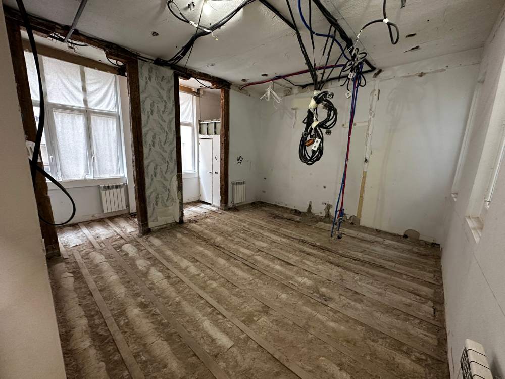 Suelo de madera levantado dejando a la vista el forjado en un piso de Génova