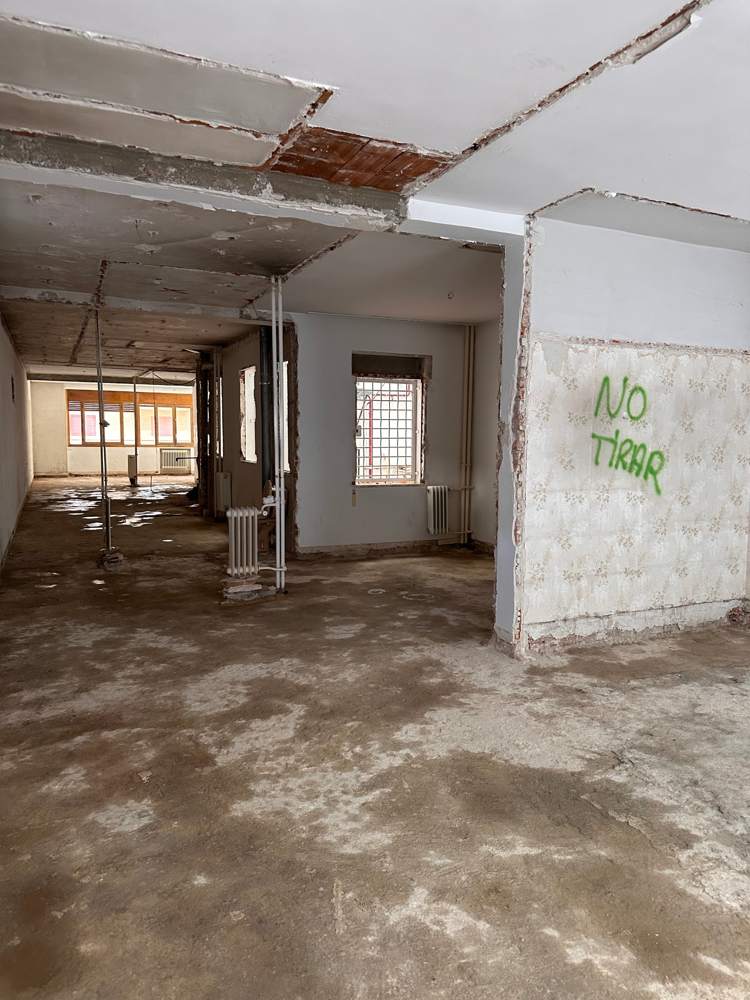 Pasillo de la vivienda de Leganés diáfano tras la demolición