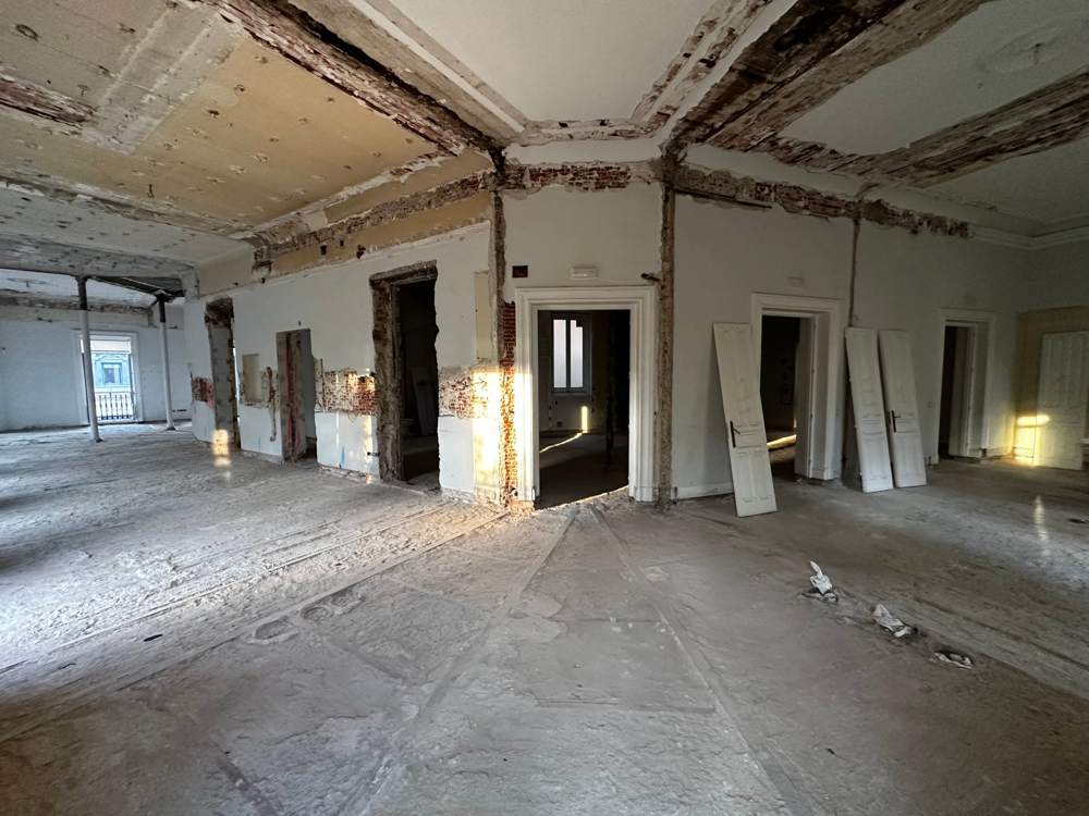 Gran salón de una finca señorial de Chamberí tras la demolición interior