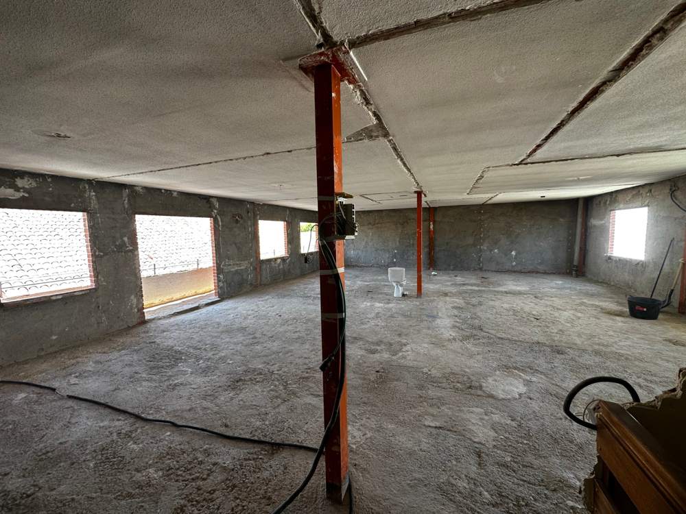 Pilares metálicos a la vista tras demoler los tabiques en Torrejón de Velasco