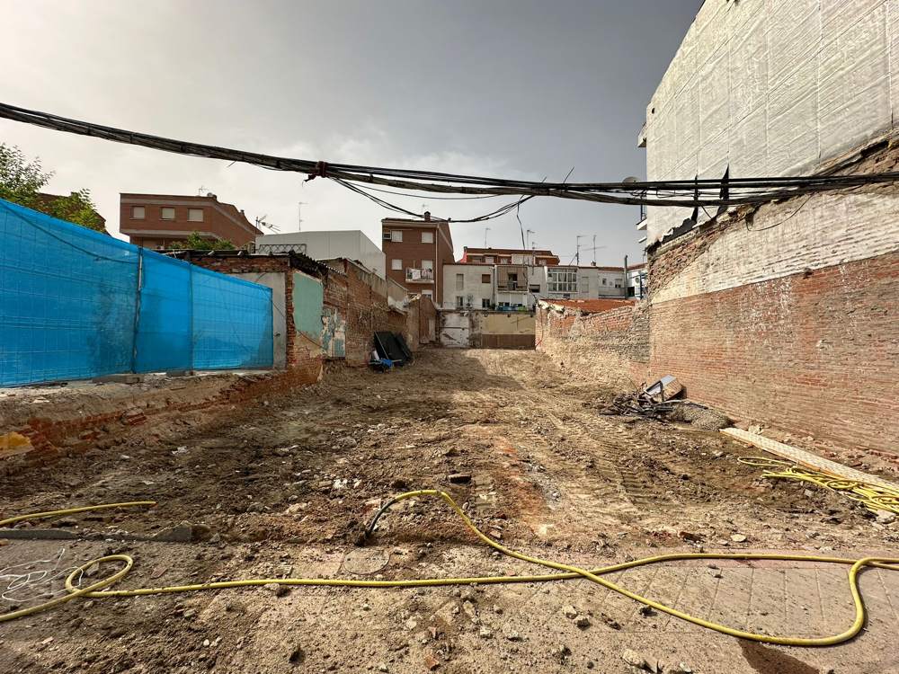 Vista del solar desde la calle tras el derribo completo de la casa