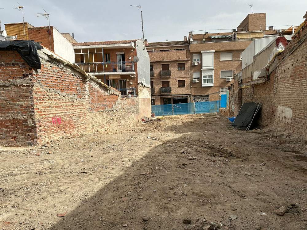 Solar limpio y vallado tras la demolición integral en Carabanchel