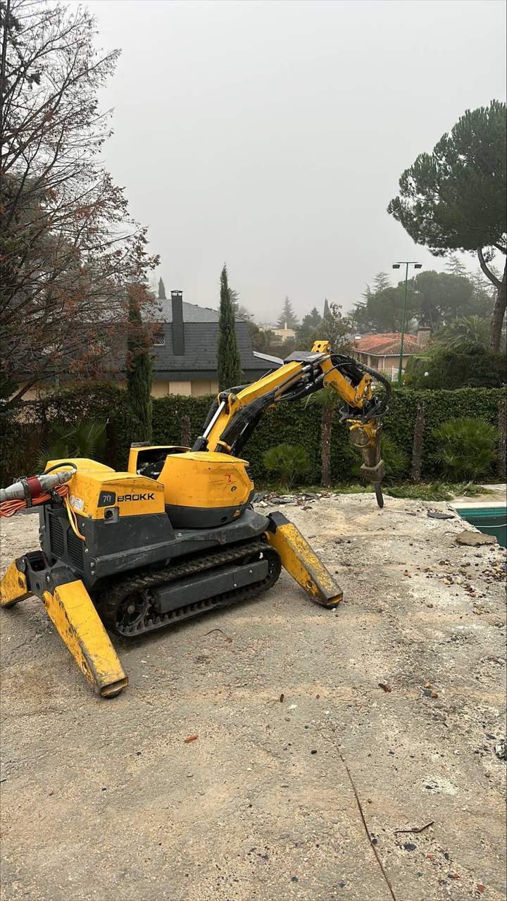 Robot de demolición teledirigido con martillo hidráulico