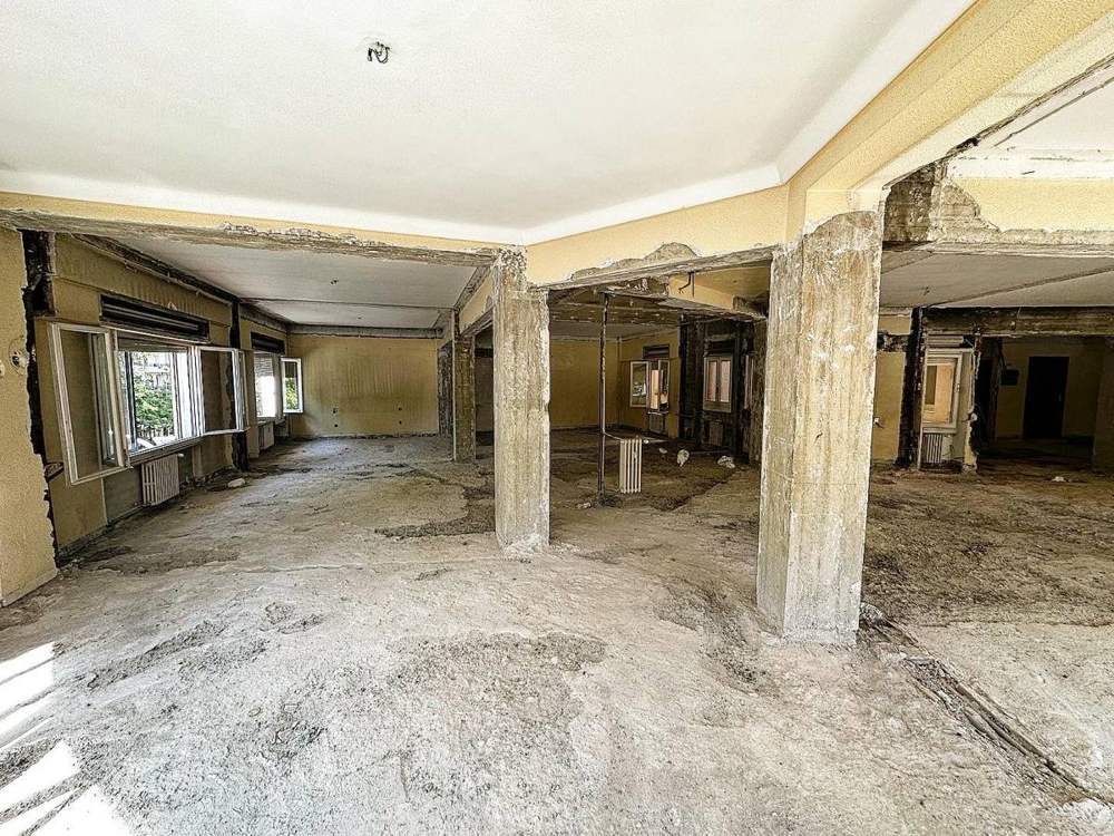 Oficinas con pilares de hormigón tras el vaciado